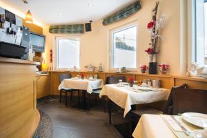 Reštaurácia alebo iné gastronomické zariadenie v ubytovaní Astellina hotel-apart