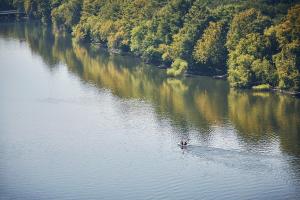 Výhled na řeku, která protéká v blízkosti hotelu