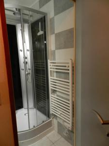 Esquièze - SèreにあるAppartement de montagneのバスルーム(ガラスドア付きのシャワー付)