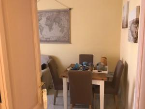 comedor con mesa y sillas en Aquarius Inn en Roma