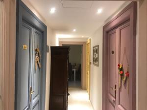 a hallway with two sets of doors and a hallway with at Aquarius Inn in Rome