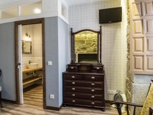 ValgaにあるCasa da Torreのバスルーム(シンク、鏡付きドレッサー付)