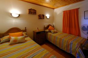 una camera da letto con due letti e una finestra di Casas do Casinhoto - Casa do Cabo a Baião