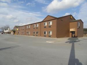 un grand bâtiment marron avec beaucoup de fenêtres dans l'établissement Booneslick Lodge - Jane, à Jane