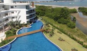 una vista aerea di un resort con piscina di Cobertura magnífica frente mar a Florianópolis
