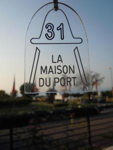 um sinal que lê la mission du port em La Maison du Port em Lazise