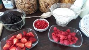 une table recouverte de bols de fraises et d'autres ingrédients dans l'établissement The Saddlery, à Greytown