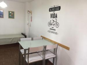 una habitación con una mesa y una bicicleta en la pared en Departamento Córdoba en Córdoba