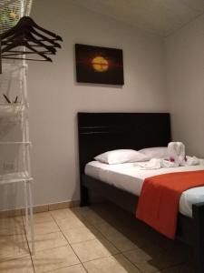 1 dormitorio con 1 cama y una foto en la pared en Thiago´s, en Fortuna