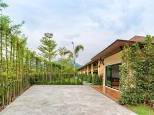 una casa con una valla al lado de un edificio en Aonang Glory Resort, en Ao Nang Beach