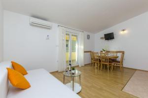 un soggiorno con divano bianco e tavolo di Apartments Srecko a Duće