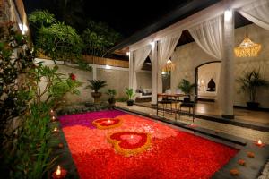 Singgah Villas Seminyak内部或周边的泳池