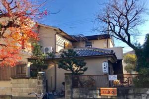 ein Haus mit einem davor geparkt in der Unterkunft Guesthouse Kyoto Arashiyama in Kyoto
