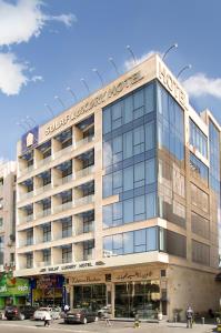 un gran edificio con un cartel encima en Sulaf Luxury Hotel, en Amán