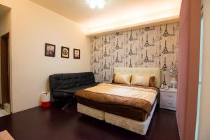 Rúm í herbergi á Days Good Guest House
