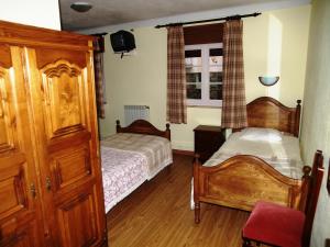 1 dormitorio con 2 camas y ventana en Estrela en Manteigas