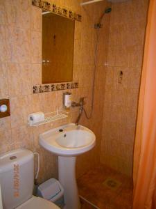 uma casa de banho com um lavatório, um WC e um espelho. em Villa Eeden em Pärnu