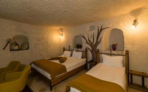 Postel nebo postele na pokoji v ubytování Elite Cave Suites + 37 fotografií
