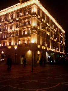 un gran edificio de noche con luces encendidas en Azcot Hotel, en Baku
