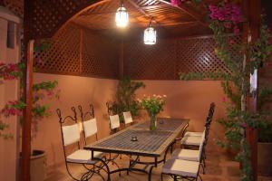 Restoran atau tempat lain untuk makan di Riad petit Karmela