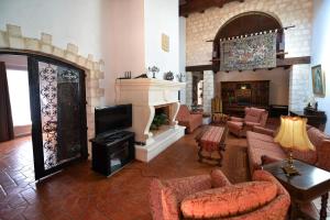 een woonkamer met banken en een open haard bij Domaine De Foresta in Bonifacio