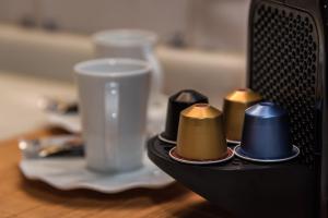 Utensilios para hacer té y café en L'Arc de Pedra