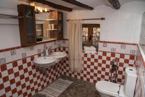 Un baño con dos lavabos y un inodoro. en L'Arc de Pedra, en Vilafamés 25 fotos más