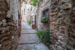 un callejón en un antiguo edificio de piedra en L'Arc de Pedra, en Vilafamés