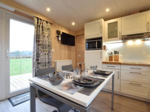 Kuchyň nebo kuchyňský kout v ubytování Mobile Home in Ardennes near Forest & Sauna