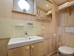 Koupelna v ubytování Mobile Home in Ardennes near Forest & Sauna