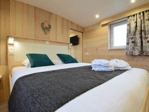 Gulta vai gultas numurā naktsmītnē Quaint Mobile Home with Sauna in Vielsalm