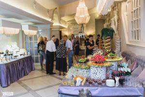 切尔诺夫策RGK Baron Gartenberg的一群人围坐在桌旁，吃着食物