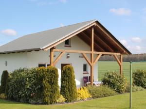 BastorfにあるSunlit Holiday Home with Fenced Garden in Bastorfの白屋根