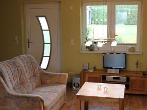 ein Wohnzimmer mit einem Sofa und einem Couchtisch in der Unterkunft Sunlit Holiday Home with Fenced Garden in Bastorf in Bastorf