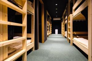 Rúm í herbergi á GuestHouse Hostel MangeTak ゲストハウス マングタック広島