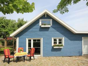 SteffenshagenにあるModern Holiday Home in Steffenshagen with Terraceの青い家