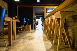 Veitingastaður eða matsölustaður á GuestHouse Hostel MangeTak ゲストハウス マングタック広島