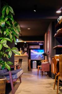 Sjónvarps- og/eða afþreyingartæki á GuestHouse Hostel MangeTak ゲストハウス マングタック広島