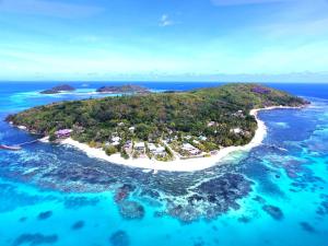 塞尔夫岛塞尔夫别墅酒店的海洋中岛屿的鸟瞰图