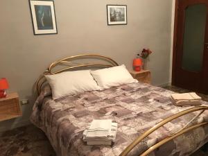 フォッジャにあるB&b Cartieraのベッドルーム1室(ベッド1台、タオル2枚付)