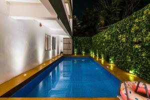 uma piscina no meio de uma casa à noite em Your Space Hotel Prasingh em Chiang Mai