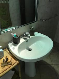 フォッジャにあるB&b Cartieraのバスルーム(鏡付き白い洗面台付)