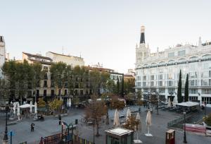 マドリードにあるPlaza Santa Anaの人々の広場と建物が並ぶ街道