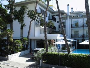 リニャーノ・サッビアドーロにあるSuite Erica Lignano Hotelの白い大きな建物