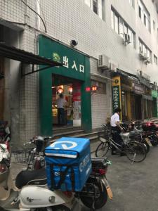 入住《小风小物逛杭州》作者的书房，散步到西湖的客人