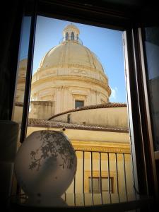 una ventana con vistas a un edificio en Affittacamere Conte Di Cavour, en Noto