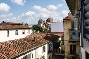 vistas a los tejados de los edificios de una ciudad en Hotel Fiorita, en Florencia