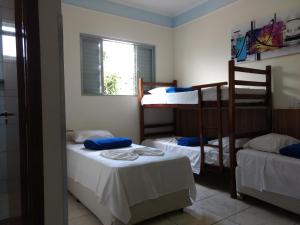 מיטה או מיטות קומותיים בחדר ב-Hotel São Caetano