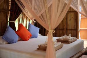 Postel nebo postele na pokoji v ubytování The Moken Eco Village - SHA plus