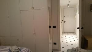 Camera bianca con letto e pavimento bianco di Casa Auxilium a Rapallo